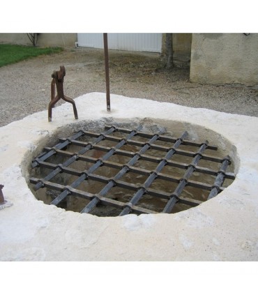 Barre trous renflés 20x20mm percée de 13 trous losange pour carré de 20x20mm - longueur 2m