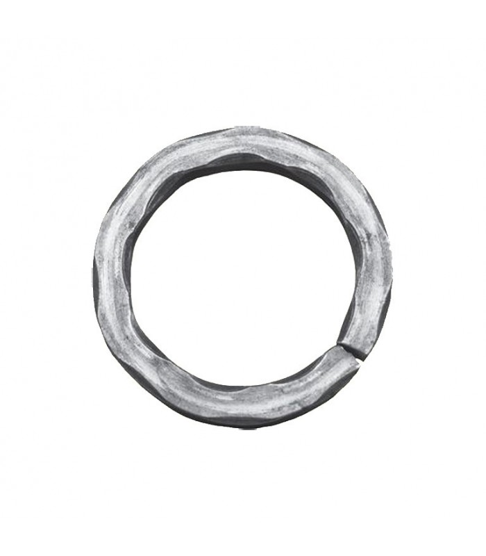 Cercle diamètre 110mm ext carré de 14x14mm anneau en acier martelé dans les angles roulé non soudé.