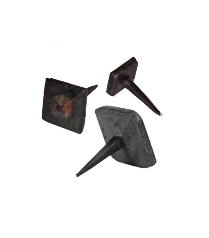 Clou martelé 20x20mm à tête carrée pyramidale décorative et pointe effilée