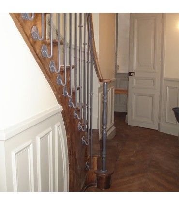 Balustre forgé coudé 1100mm rond ø14mm pour escaliers avec motif central et garde corps